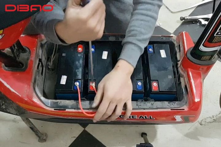 Người thay b&igrave;nh ắc quy phải c&oacute; chuy&ecirc;n m&ocirc;n cao 