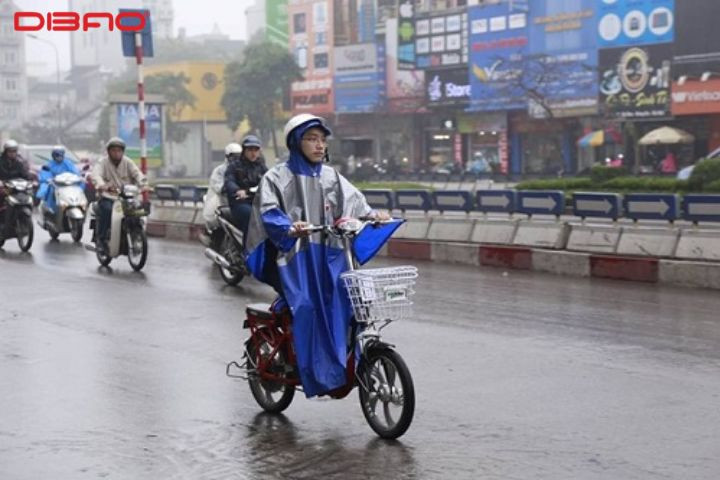 Khi di chuyển dưới trời mưa xe đạp điện có thể bị hỏng tay ga