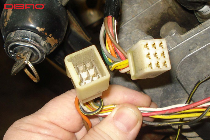 Jack cắm hỏng c&oacute; thể ảnh hưởng đến hệ thống điện tr&ecirc;n xe&nbsp;