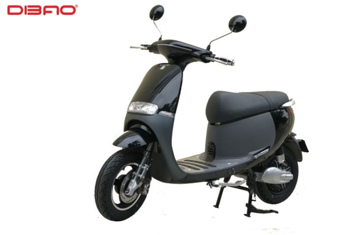 Ph&iacute;a trước đầu xe được trang bị m&atilde; QR v&agrave; logo thương hiệu