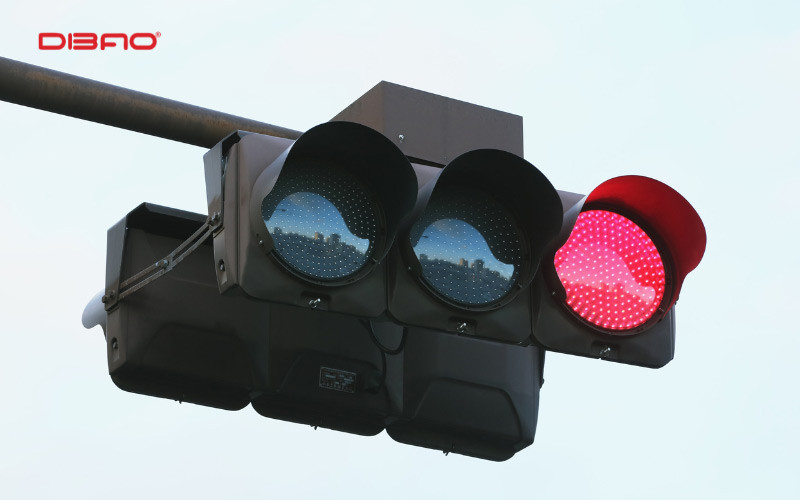 Mức xử phạt vượt đ&egrave;n đỏ mới được đ&aacute;nh gi&aacute; l&agrave; nghi&ecirc;m khắc hơn trước