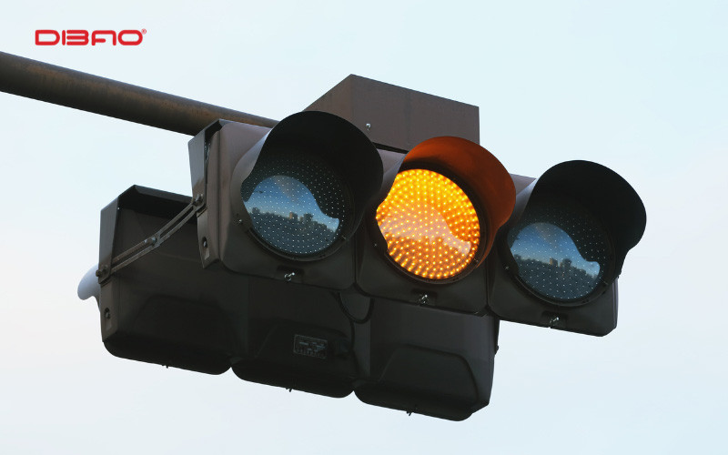 vượt đ&egrave;n v&agrave;ng c&oacute; bị phạt nguội kh&ocirc;ng