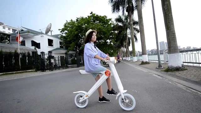 Xu hướng sử dụng xe điện mới - Xe đạp điện nhỏ gọn lên ngôi