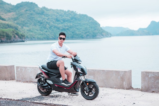 thanh niên ngồi trên xe máy điện Dibao